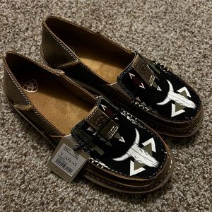 Brand new size 7 Ariat cruisers